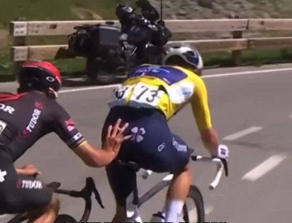 Líder do Tour de Suisse admite auxílio de ciclista de outra equipe "acho que devo pagar um drink a ele hoje à noite", assista a entrevista 1 girodociclismo.com.br lider do tour de suisse admite que recebeu auxilio de ciclista de outra equipe acho que devo pagar alguma coisa a ele hoje a noite image 3