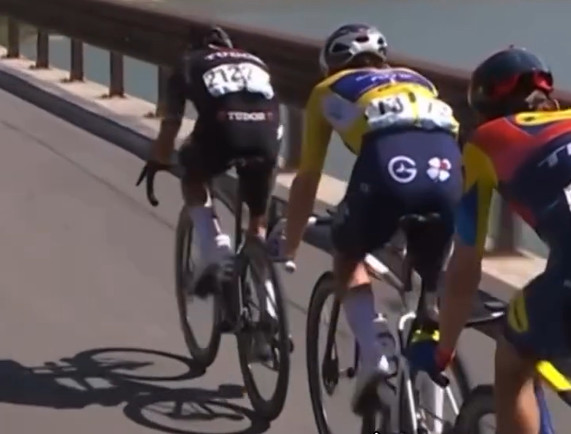 Líder do Tour de Suisse admite auxílio de ciclista de outra equipe "acho que devo pagar um drink a ele hoje à noite", assista a entrevista 2 girodociclismo.com.br lider do tour de suisse admite que recebeu auxilio de ciclista de outra equipe acho que devo pagar um drink a ele hoje a noite assista a entrevista image