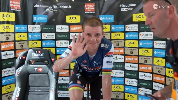 Mathieu van der Poel perde curiosa aposta para Remco Evenepoel "te encontro na linha de chegada, hein?"; assista o vídeo 2 girodociclismo.com.br mathieu van der poel perde curiosa aposta com remco evenepoel te encontro na linha de chegada hein assista o video image