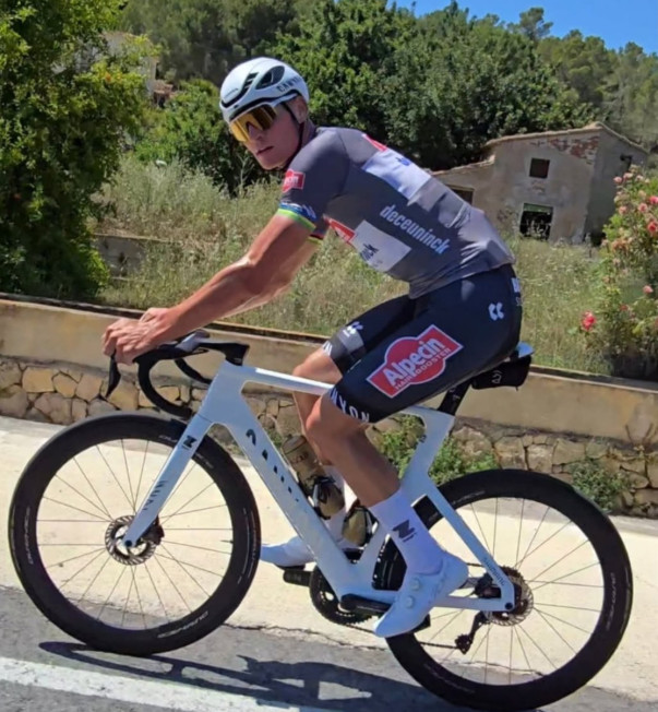 Mathieu van der Poel pronto para o Critérium du Dauphiné mesmo com fratura, "ainda está um pouco sensível" 3 girodociclismo.com.br mathieu van der poel pronto para o criterium du dauphine mesmo com fratura ainda esta um pouco sensivel mvdp treino pulso quebrado