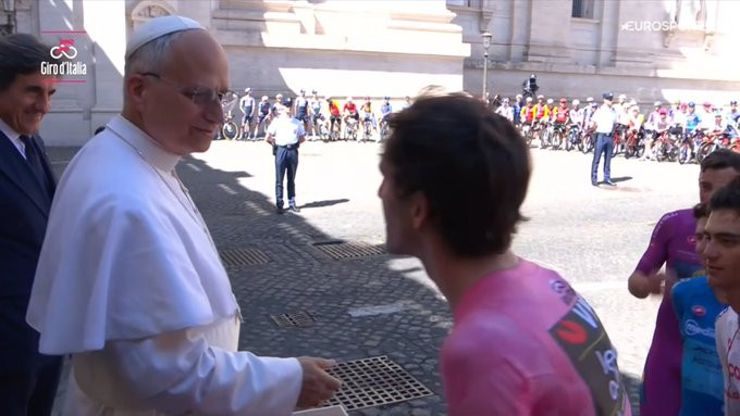 girodociclismo.com.br momento historico no giro ditalia pelotao entra no vaticano para a bencao do papa nairo quintana quebra protocolo image 2