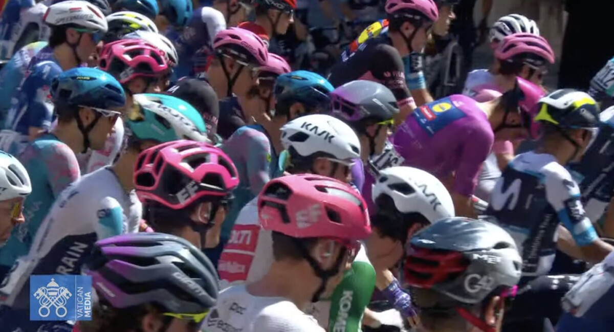 girodociclismo.com.br momento historico no giro ditalia pelotao entra no vaticano para a bencao do papa nairo quintana quebra protocolo image 4