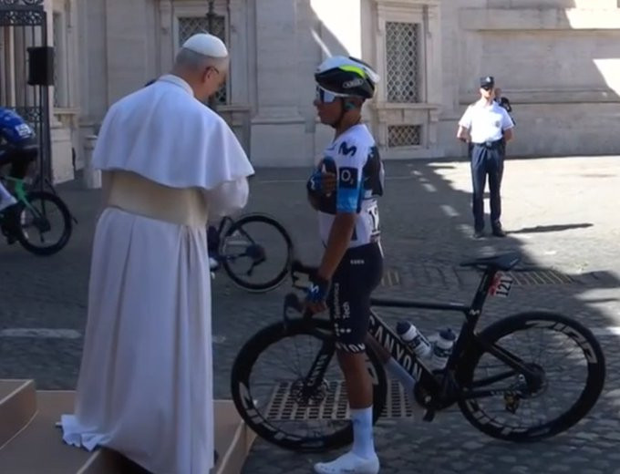 girodociclismo.com.br momento historico no giro ditalia pelotao entra no vaticano para a bencao do papa nairo quintana quebra protocolo image