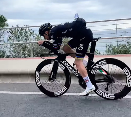 Tadej Pogacar troca roupa antes de contrarrelógio, esloveno respeita status de Remco Evenepoel; assista o vídeo 1 girodociclismo.com.br pogacar evita usar camisa arco iris em treinos de contrarrelogio esloveno muda roupa assista o video image 2