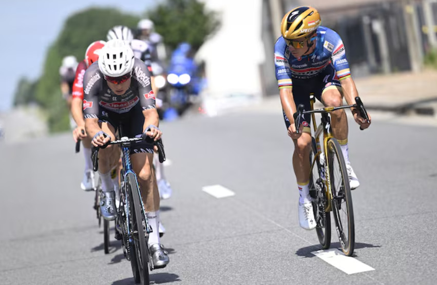 Remco Evenepoel faz fortes críticas após o Campeonato Belga, "não se pode vencer uma corrida assim"; Jasper Philipsen rebate: "Fiz o que pude" 4 girodociclismo.com.br remco evenepoel faz fortes criticas apos o campeonato belga nao se pode vencer uma corrida assim jasper philipsen afirma fiz o que pude image 13