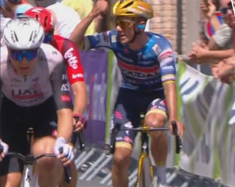 Remco Evenepoel faz fortes críticas após o Campeonato Belga, "não se pode vencer uma corrida assim"; Jasper Philipsen rebate: "Fiz o que pude" 2 girodociclismo.com.br remco evenepoel faz fortes criticas apos o campeonato belga nao se pode vencer uma corrida assim jasper philipsen afirma fiz o que pude image 14
