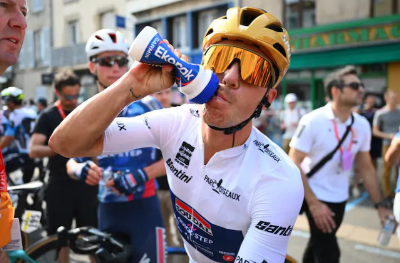 Remco Evenepoel admite assumir a liderança no contrarrelógio "claro que é possível, os ciclistas do GC vão mais rápidos do que Romeo" 4 girodociclismo.com.br remco evenepoel mira vitoria no contrarrelogio com nova tatuagem eu corro em todos os contrarrelogios para vencer image