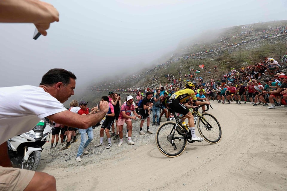 Campeão do Giro d'Italia, Simon Yates dá detalhes da vitória "quando vi o percurso, pensei em tentar fazer algo"; assista os vídeos 3 girodociclismo.com.br simon yates conquista a maglia rosa no mesmo palco de sua maior derrota um conto de fadas image