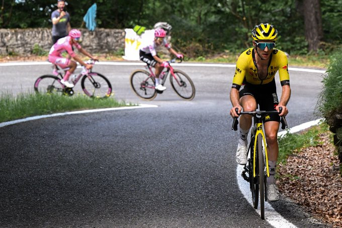 Campeão do Giro d'Italia, Simon Yates dá detalhes da vitória "quando vi o percurso, pensei em tentar fazer algo"; assista os vídeos 2 girodociclismo.com.br simon yates da detalhes da vitoria no giro ditalia quando vi o percurso pensei em tentar fazer algo assista os videos image 4