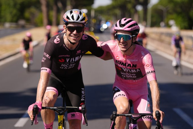 Simon Yates fala sobre o melhor momento da carreira "é o ápice, não consigo acreditar"; assista o vídeo 2 girodociclismo.com.br simon yates extase fala sobre o melhor momento da carreira e o apice nao consigo acreditar assista o video image