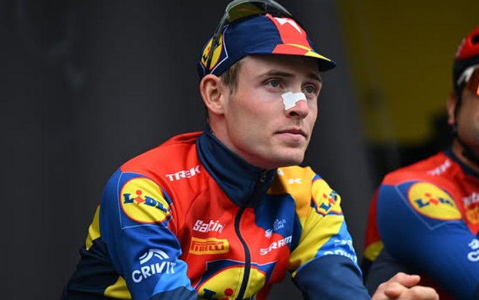 girodociclismo.com.br skjelmose fora do criterium du dauphine doenca adia preparacao para o tour image