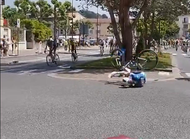 Surge vídeo da queda de Gregário de Remco Evenepoel, ciclista tem fratura confirmada e deve ficar fora do Tour de France, assista a grave queda 1 girodociclismo.com.br surge video da queda de gregario de remco evenepoel ciclista tem fratura confirmada e deve ficar fora do tour de france assista a grave queda image