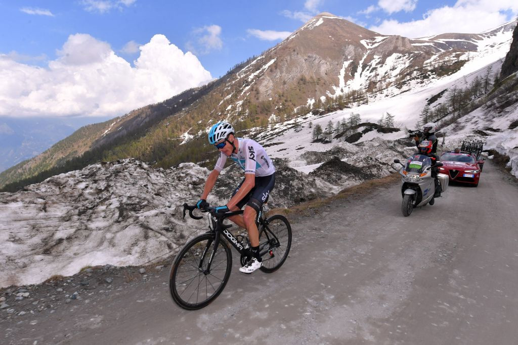 Surgem os números de Simon Yates no Colle delle Finestre, britânico bate recorde da montanha em etapa histórica do Giro d’Italia 2 girodociclismo.com.br surgem os numeros de simon yates no colle delle finestre britanico bate recorde da montanha em etapa historica do giro ditalia image 4