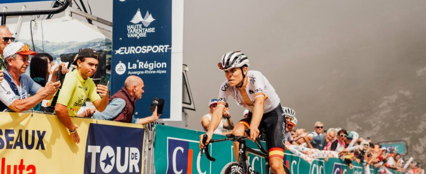 Surgem os números de Simon Yates no Colle delle Finestre, britânico bate recorde da montanha em etapa histórica do Giro d’Italia 3 girodociclismo.com.br surgem os numeros de simon yates no colle delle finestre britanico bate recorde da montanha em etapa historica do giro ditalia image 6