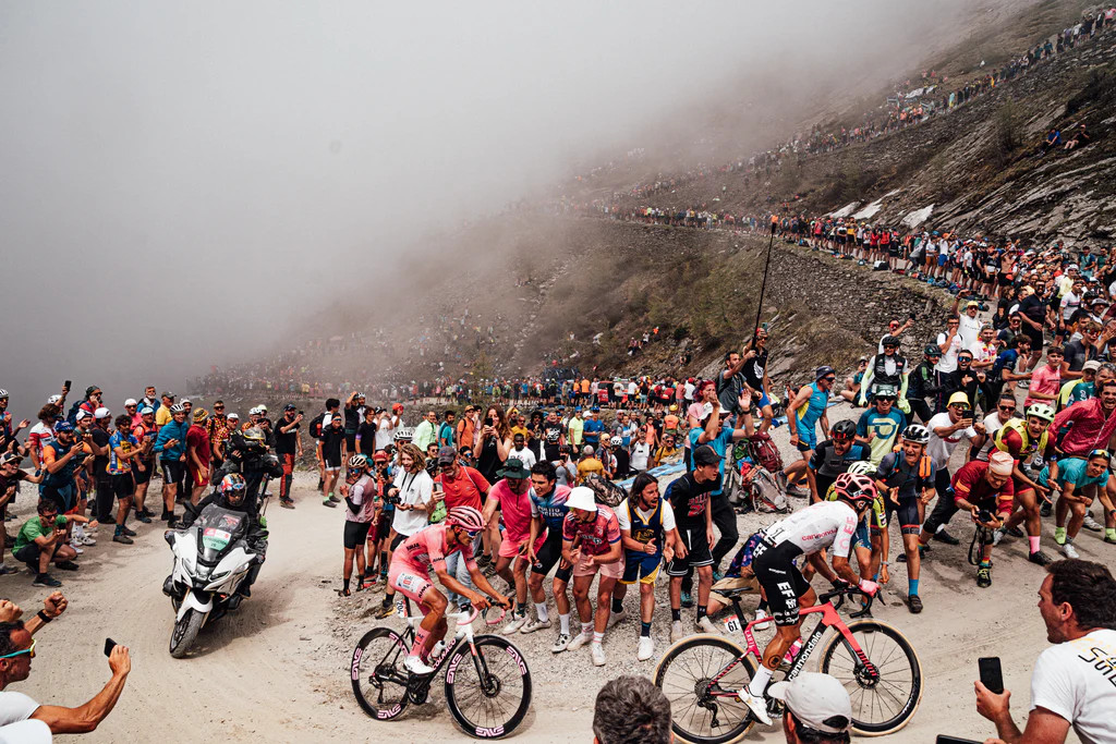 Surgem os números de Simon Yates no Colle delle Finestre, britânico bate recorde da montanha em etapa histórica do Giro d’Italia 5 girodociclismo.com.br surgem os numeros de simon yates no colle delle finestre britanico bate recorde da montanha em etapa historica do giro ditalia image 8