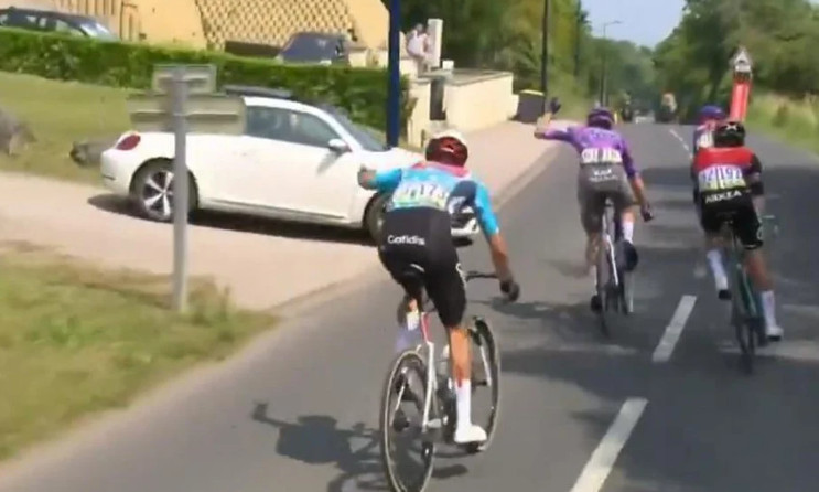 Susto do Critérium du Dauphiné: ciclistas da fuga escapam de acidente com carro; assista o vídeo 1 girodociclismo.com.br susto do criterium du dauphine ciclistas da fuga escapam de acidente com carro por pouco assista o video image