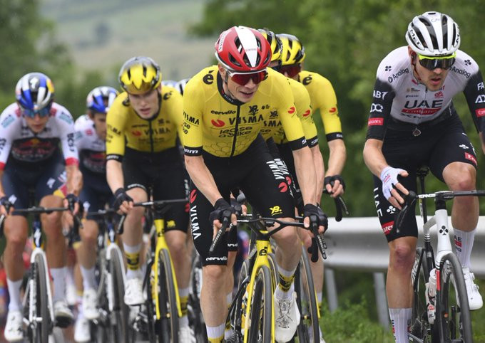"Tadej Pogacar é o favorito à vitória no Tour" admite Jonas Vingegaard após o Critérium du Dauphiné; assista o vídeo 3 girodociclismo.com.br tadej pogacar e o favorito a vitoria no tour afirma jonas vingegaard apos o criterium du dauphine image 2
