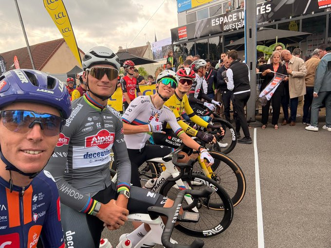 Tadej Pogacar fala antes da largada do Critérium du Dauphiné "vamos controlar o ritmo hoje e ver como nos sentimos", assista o vídeo 2 girodociclismo.com.br tadej pogacar fala antes da largada do criterium du dauphine vamos controlar o ritmo hoje e ver como nos sentimos image
