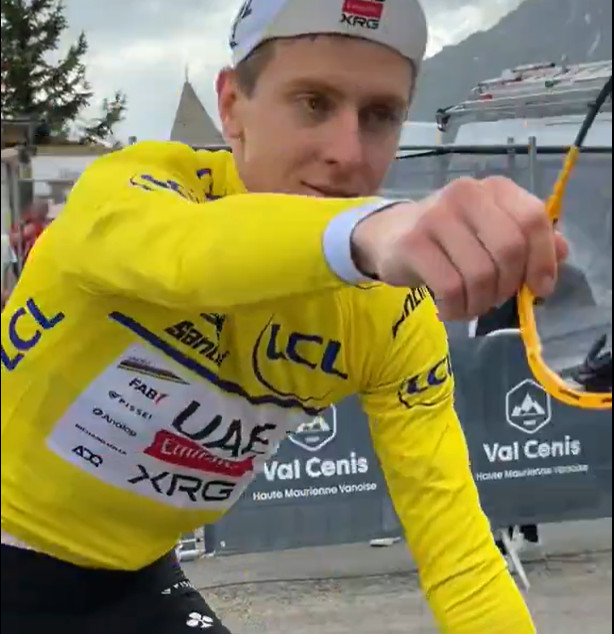 girodociclismo.com.br tadej pogacar faz a alegria de fas e jovem nao acredita que recebeu presente do campeao mundial assista o video image 2