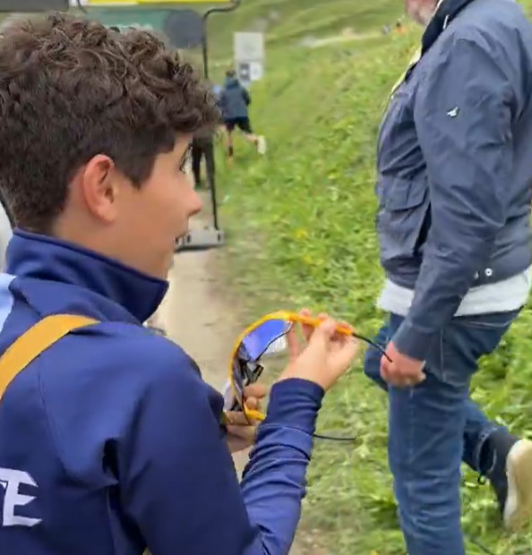 girodociclismo.com.br tadej pogacar faz a alegria de fas jovem nao esconde sua surpresa ao receber presente do campeao mundial assista o video image