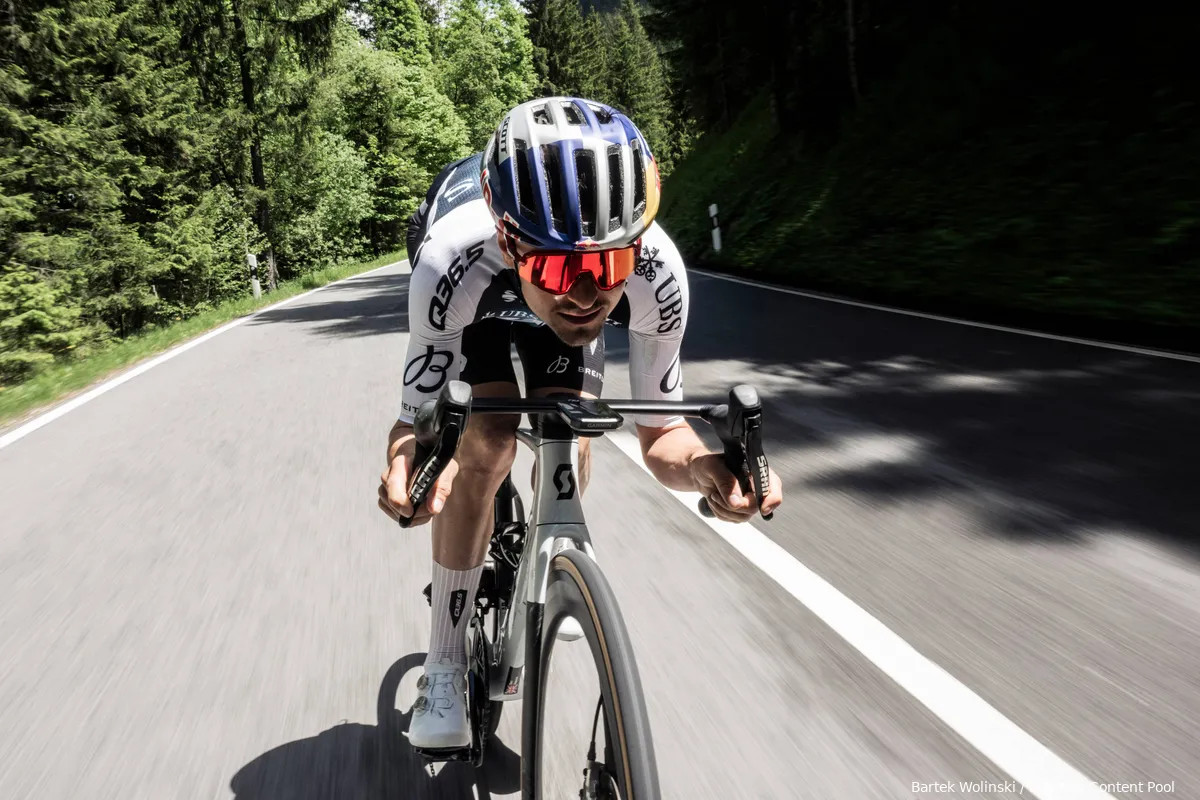 Tom Pidcock surge em incríveis imagens a 115 km/h, britânico protagoniza projeto "The Sound of Tarmac" da Red Bull; assista os vídeos 1 girodociclismo.com.br tom pidcock surge em imagens a 115 kmh britanico protagoniza projeto the sound of tarmac da red bull assista os videos image