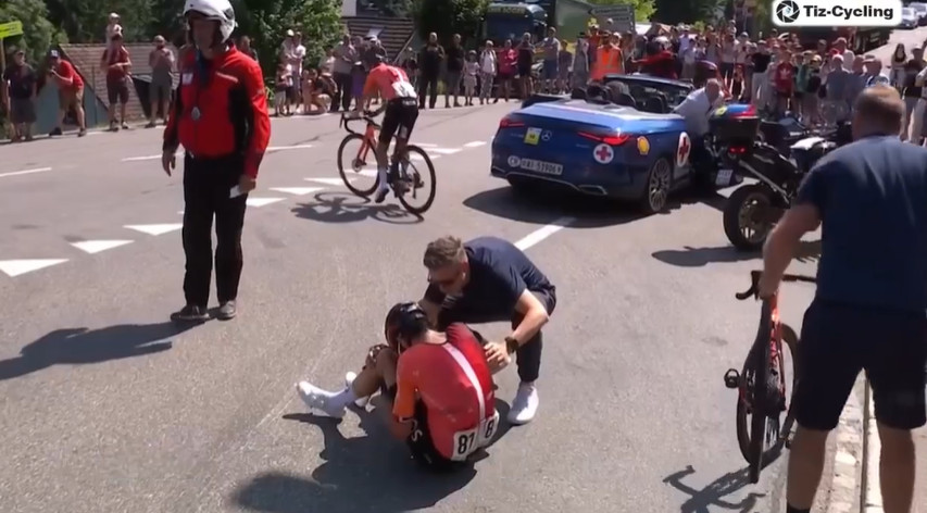 Geraint Thomas descreve queda no Tour de Suisse "torci todo o joelho e o posterior da coxa", assista a entrevista 1 girodociclismo.com.br tour de suisse resultados da 3a etapa image 6
