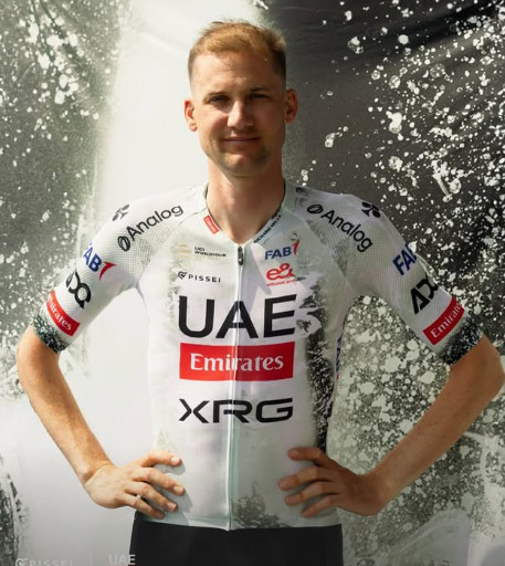girodociclismo.com.br uae emirates xrg apresenta novo uniforme para o tour de france joao almeida ja veste novo kit assista o video image