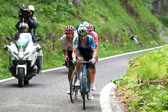 Polêmica no Giro d'Italia: UCI abre investigação sobre ciclista do WorldTour após declaração envolvendo Richard Carapaz 1 girodociclismo.com.br uci abre investigacao sobre ciclista do worldtour apos declaracao polemica envolvendo richard carapaz image 2