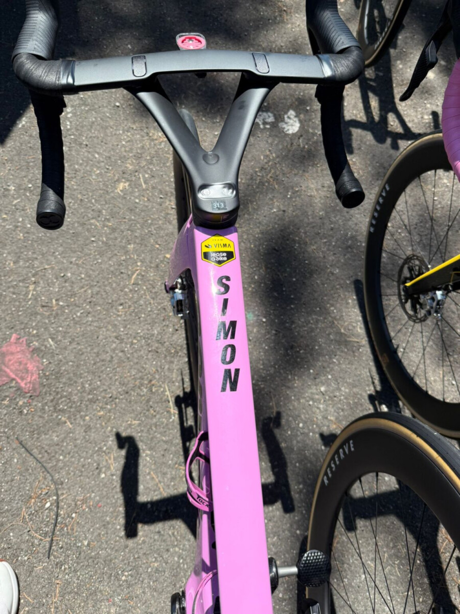 Visma-Lease a Bike celebra vitória no Giro d’Italia com uniforme especial, modelo está disponível para compra 1 girodociclismo.com.br visma lease a bike celebra vitoria no giro ditalia com uniforme comemorativo image