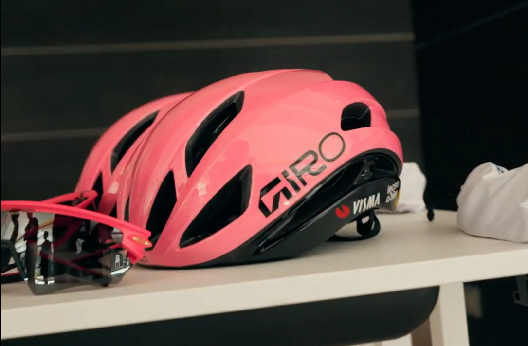 Visma-Lease a Bike celebra vitória no Giro d’Italia com uniforme especial, modelo está disponível para compra 2 girodociclismo.com.br visma lease a bike celebra vitoria no giro ditalia com uniforme comemorativo novo modelo disponivel para compra image