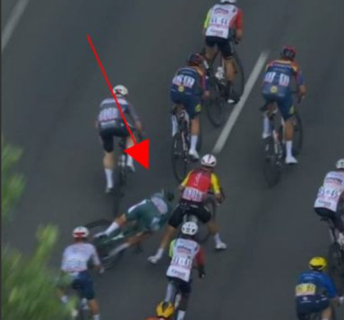 Bryan Coquard chora e pede desculpas a Jasper Philipsen "quero me desculpar, não sou um ciclista imprudente"; assista o vídeo 3 girodociclismo.com.br bryan coquard chora e pede desculpas a jasper philipsen apos grave queda quero me desculpar nao sou um ciclista imprudente assista o video image