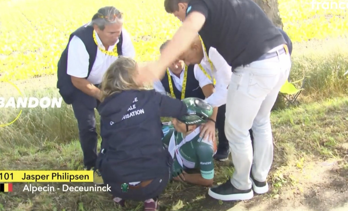 Camisa verde do Tour de France sofre grave queda e abandona a competição, fratura não está descartada; assista a queda 2 girodociclismo.com.br camisa verde do tour de france sofre grave queda e abandona a competicao fratura nao esta descartada assista a queda image 1