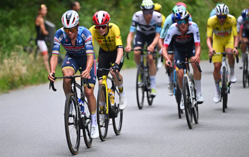 girodociclismo.com.br campeao do tour de france aconselha remco evenepoel a deixara a soudal na ineos ou red bull bora ele estaria em um proximo nivel image