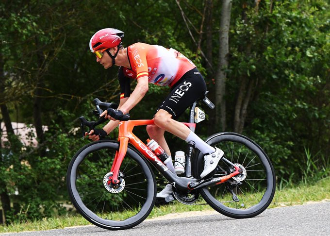 Capitão da INEOS sofre grave fratura e abandona o Tour de France, ciclista fora também da Vuelta a España e do Mundial 2 girodociclismo.com.br capitao da ineos grenadiers sofre grave fratura e abandona o tour de france ciclista fora tambem da vuelta a espana e do mundial image 2