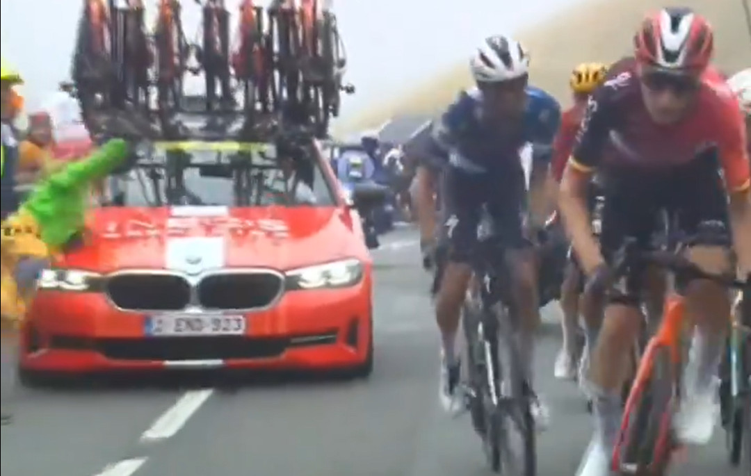 girodociclismo.com.br carro da ineos grenadiers atropela torcedor durante o tour de france diretor recebe pesada multa assista o video image