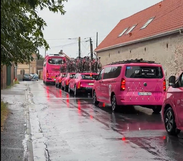 Chuva forte e caos logístico atrasam largada da 2ª etapa do Tour de France 2025 2 girodociclismo.com.br chuva forte e caos logistico atrasam largada da 2a etapa do tour de france 2025 image 2