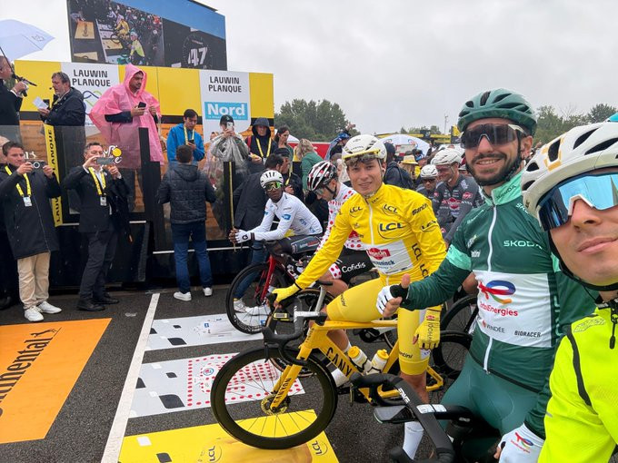 Chuva forte e caos logístico atrasam largada da 2ª etapa do Tour de France 2025 1 girodociclismo.com.br chuva forte e caos logistico atrasam largada da 2a etapa do tour de france 2025 image
