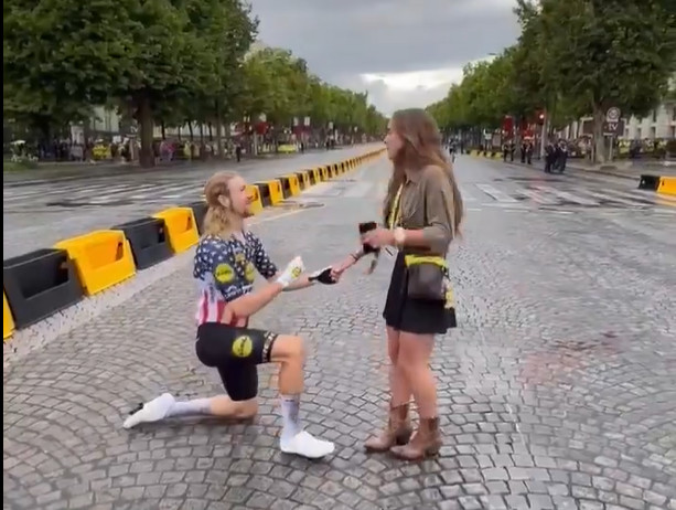 Campeão nacional pede noiva em casamento após o Tour de France e imagens viralizam nas redes sociais, assista o vídeo 3 girodociclismo.com.br ciclista pede noiva em casamento apos o tour de france imagens viralizam nas redes sociais assista o video image 4