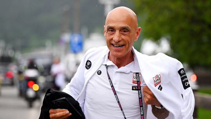 girodociclismo.com.br diretor da uae emirates rebate as criticas sobre arrogancia da equipe e uma pena tem sido uma batalha justa nos ultimos 4 5 anos assista o video image