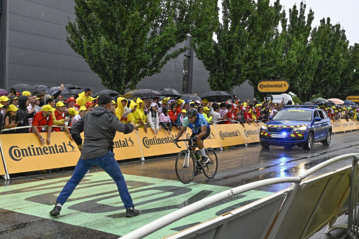 girodociclismo.com.br espectador invade a pista com bicicleta na chegada do tour de france policia interveio rapido e jonathan milan venceu a etapa image 6