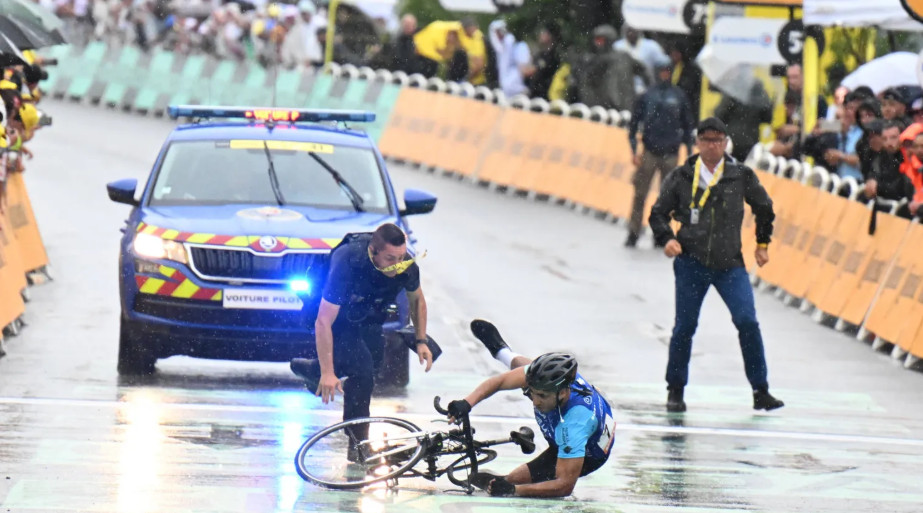 girodociclismo.com.br espectador invade a pista com bicicleta na chegada do tour de france policia interveio rapido e jonathan milan venceu a etapa image