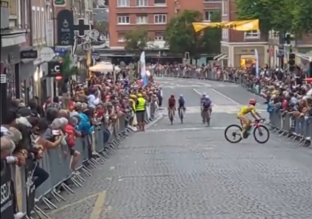 girodociclismo.com.br ex lider do tour de france comete erro e comemora vitoria antecipada ben healy comete se destaca apos o tour de france mas se confunde no criterio de lisieux image