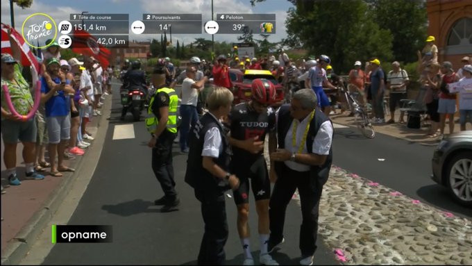 girodociclismo.com.br grande acidente em rotatoria provoca caos no pelotao do tour de france uae emirates revela fair play e espera jonas vingegaard image 2