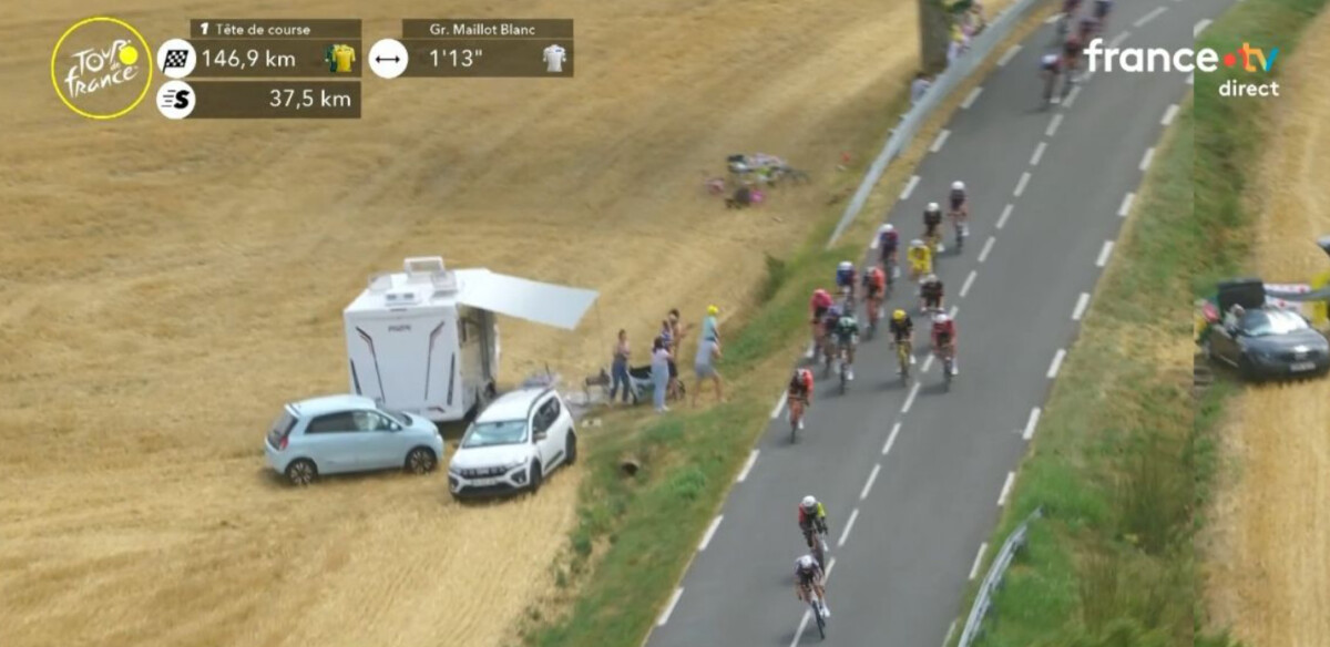 girodociclismo.com.br grande acidente em rotatoria provoca caos no pelotao do tour de france uae emirates revela fair play e espera jonas vingegaard image 3