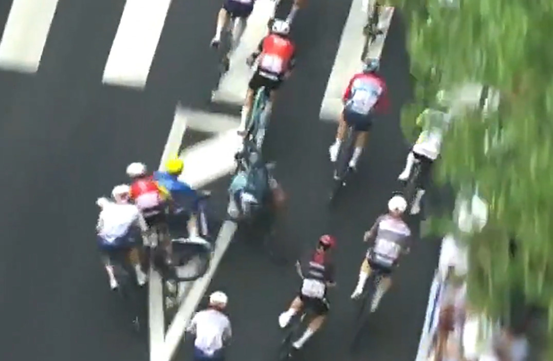 Helicóptero flagra manobra que causou grande queda no Tour de France, Danny van Poppel punido com rebaixamento; assista o vídeo 1 girodociclismo.com.br helicoptero flagra manobra que causou grande queda no final tour de france danny van image