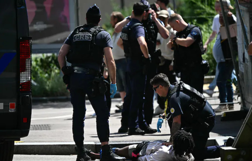 Homem armado causa pânico próximo à linha de chegada do Tour de France, polícia interveio e efetuou disparos contra o agressor 2 girodociclismo.com.br homem armado causa panico proximo a linha de chegada policia interveio e efetuou disparos contra o agressor image 2