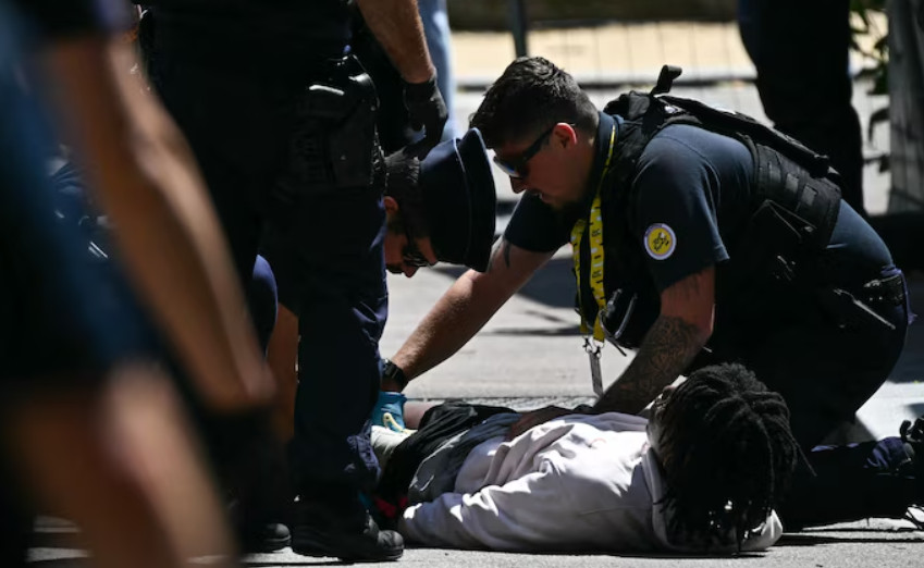 Homem armado causa pânico próximo à linha de chegada do Tour de France, polícia interveio e efetuou disparos contra o agressor 1 girodociclismo.com.br homem armado causa panico proximo a linha de chegada policia interveio e efetuou disparos contra o agressor image