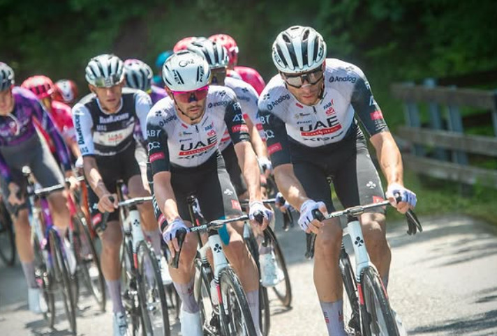 girodociclismo.com.br isaac del toro vence 3a etapa do tour da austria com poderoso ataque ex astro do motogp sofre fratura confira os resultados e a chegada image 2