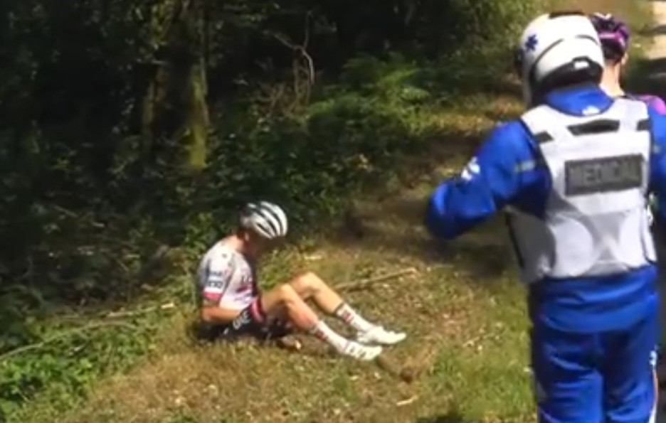 girodociclismo.com.br joao almeida e levado ao hospital apos grave queda no tour de france portugues com suspeita de fratura image 2