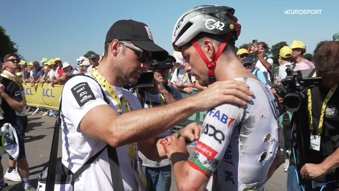 girodociclismo.com.br joao almeida e levado ao hospital apos grave queda no tour de france portugues com suspeita de fratura image